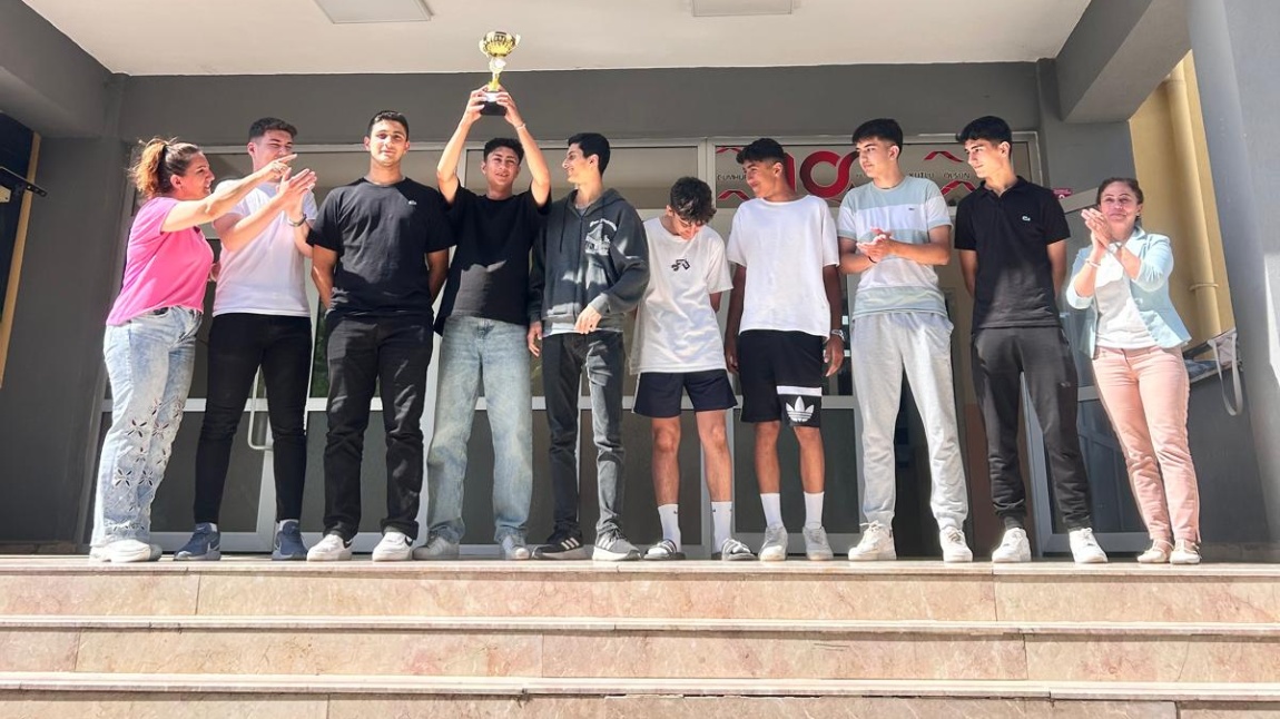 YILDIZ FUTBOL TAKIMIMIZ İLÇE BİRİNCİLİĞİNİ KAZANDI.